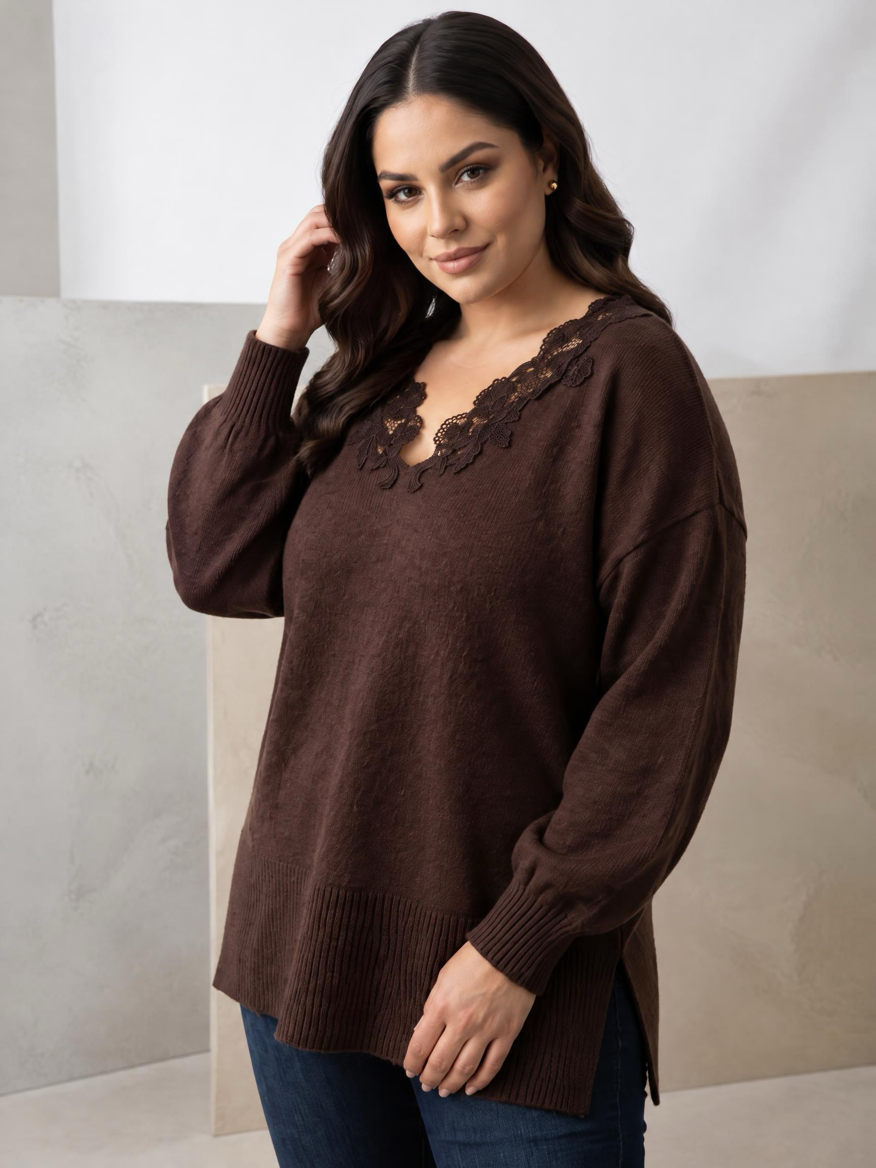 Bluză maro din tricot fin cu broderie pe piept