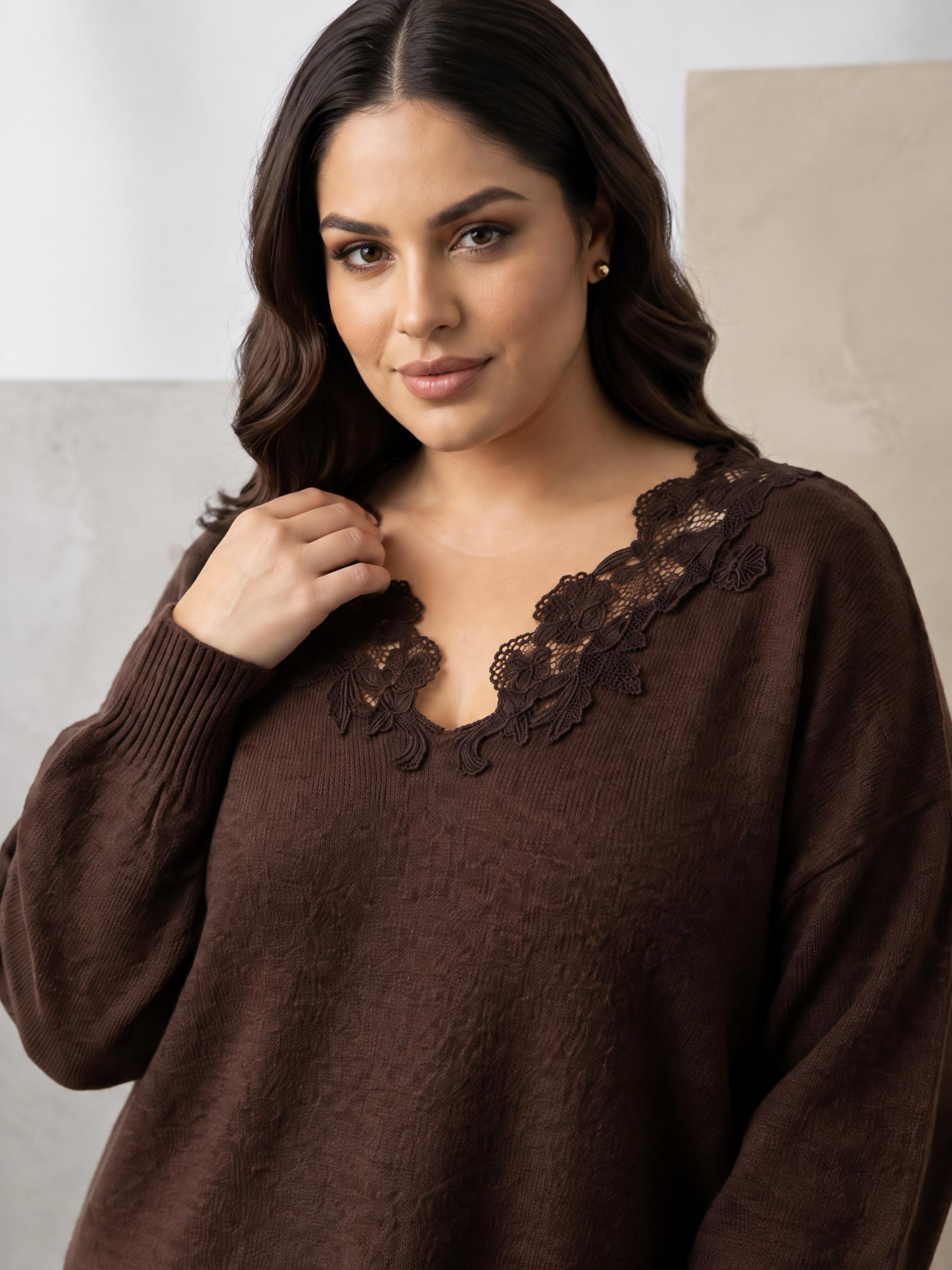 Bluză maro din tricot fin cu broderie pe piept