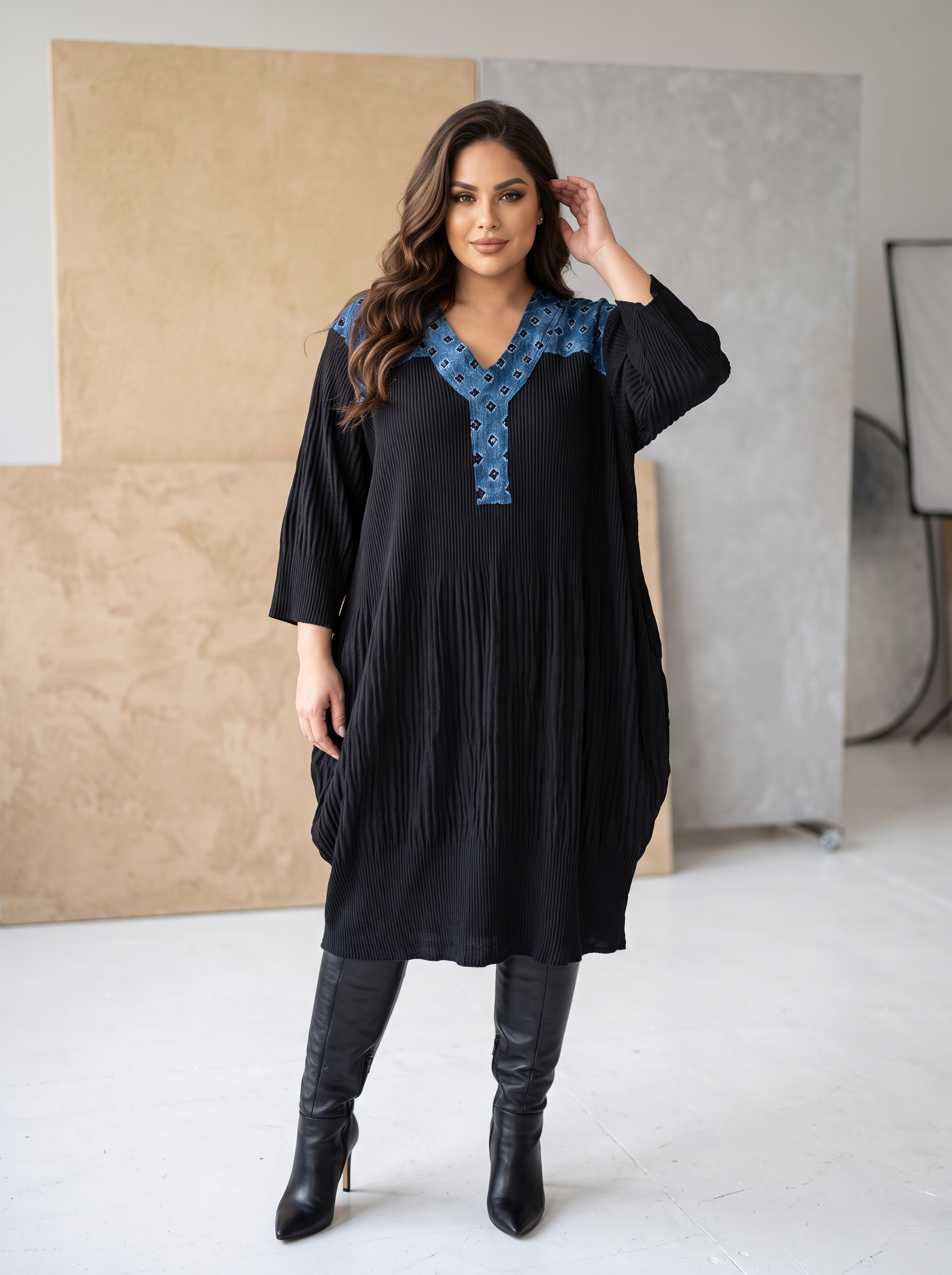 Rochie de designer PLUS SIZE neagră cu detalii din denim