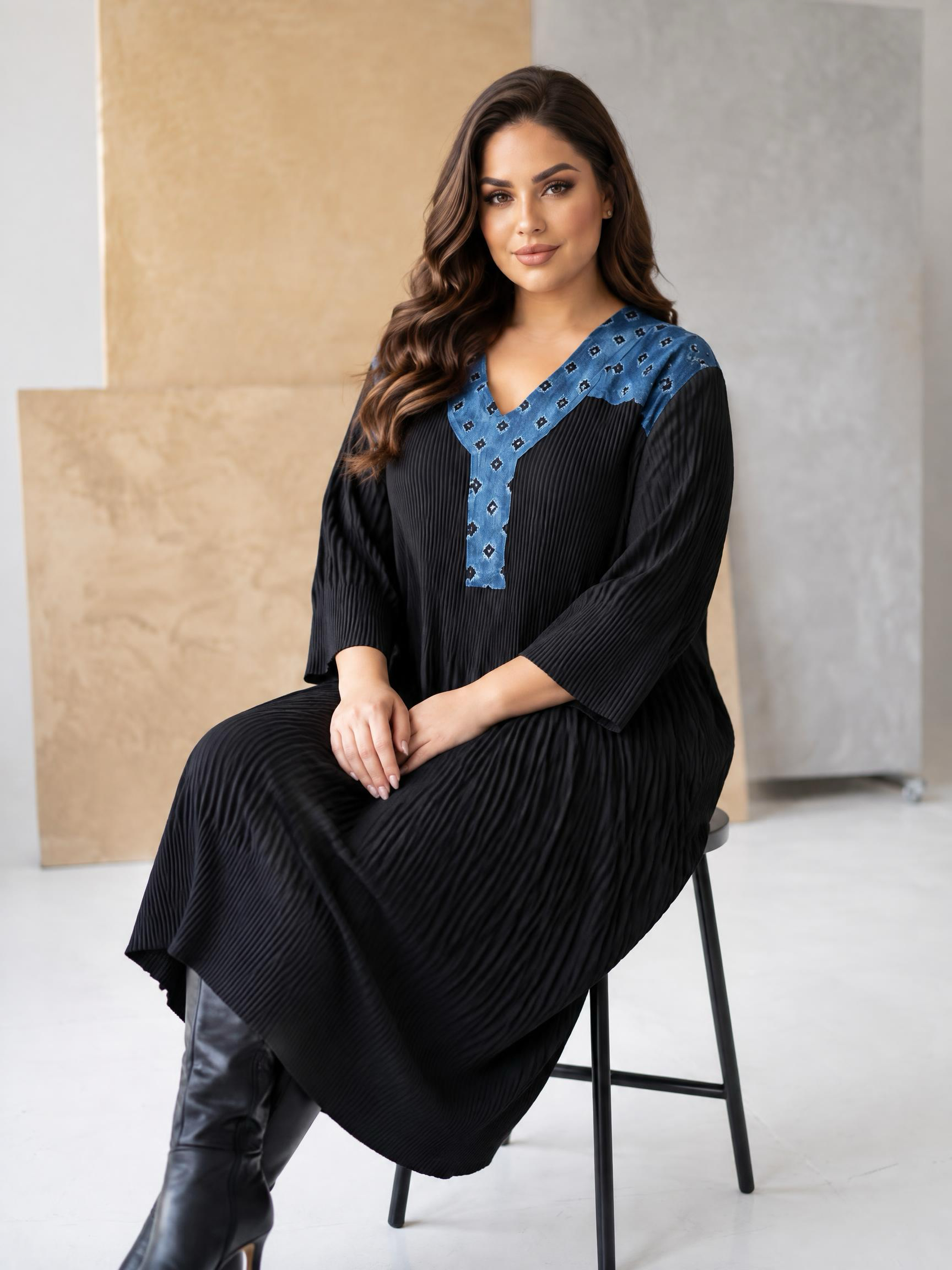 Rochie de designer PLUS SIZE neagră cu detalii din denim