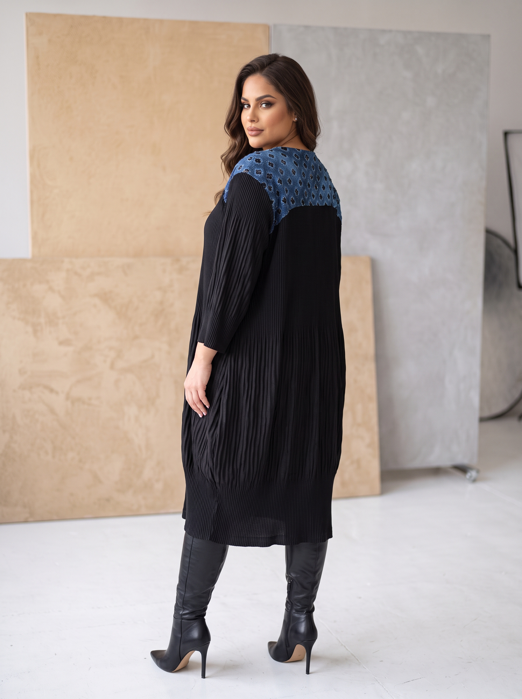 Rochie de designer PLUS SIZE neagră cu detalii din denim