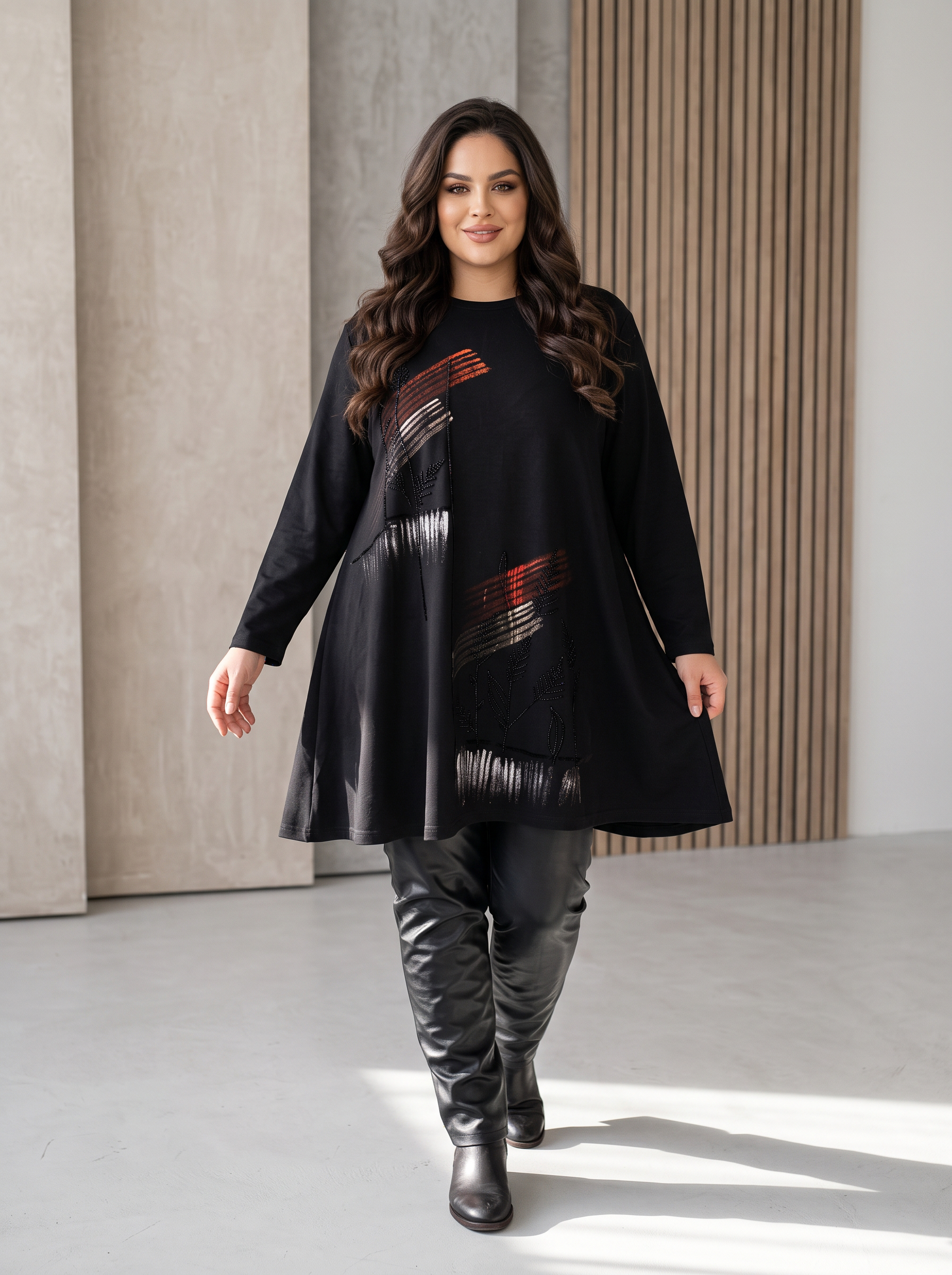 Tunică neagră în stil sport-elegant cu împrimeu multicolor