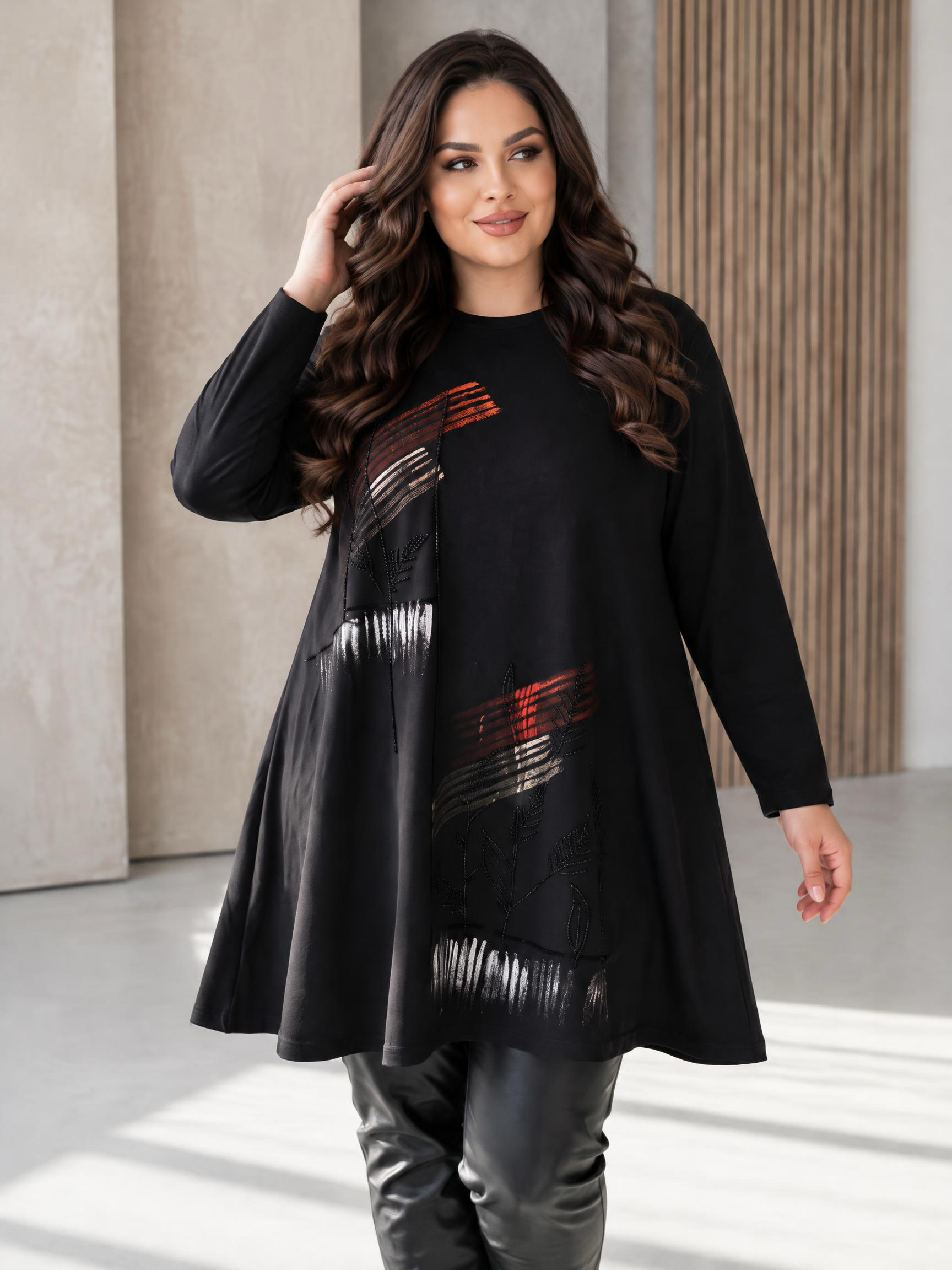 Tunică neagră în stil sport-elegant cu împrimeu multicolor