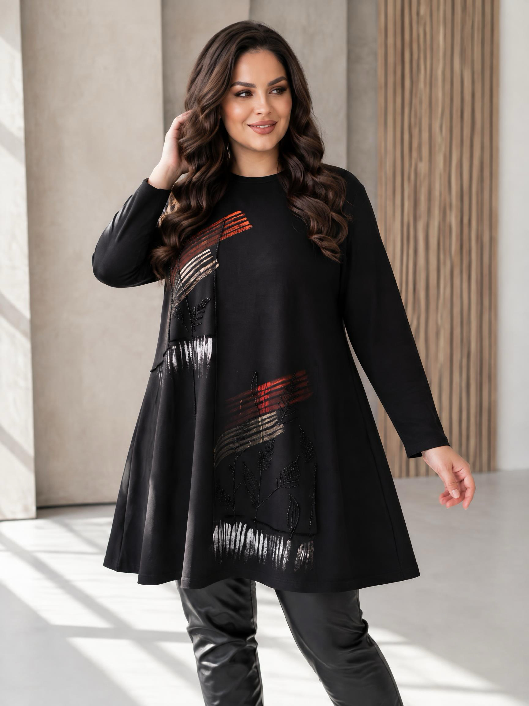 Tunică neagră în stil sport-elegant cu împrimeu multicolor