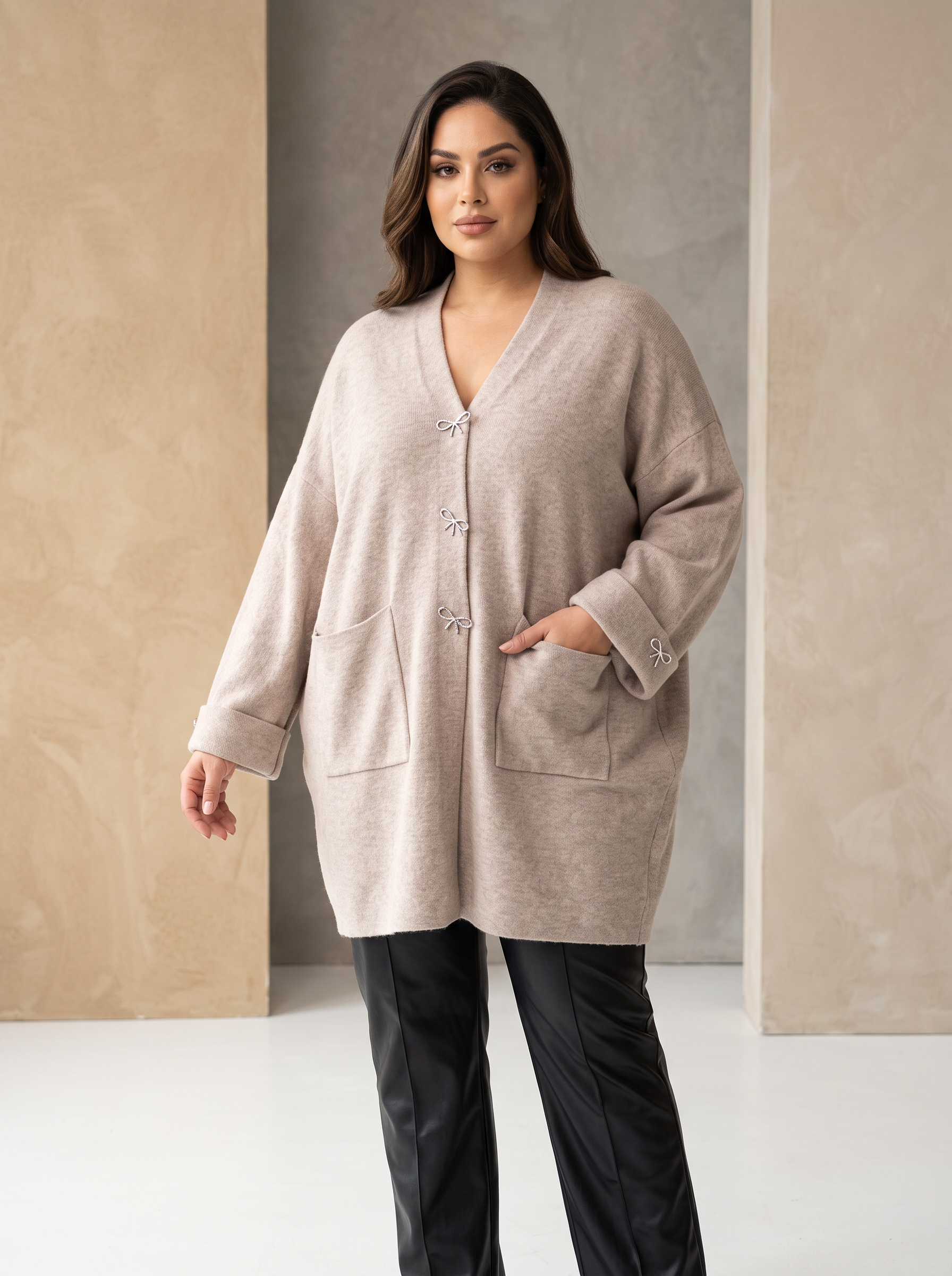 Cardigan lejer culoare ecru cu nasturi tip broșă eleganți