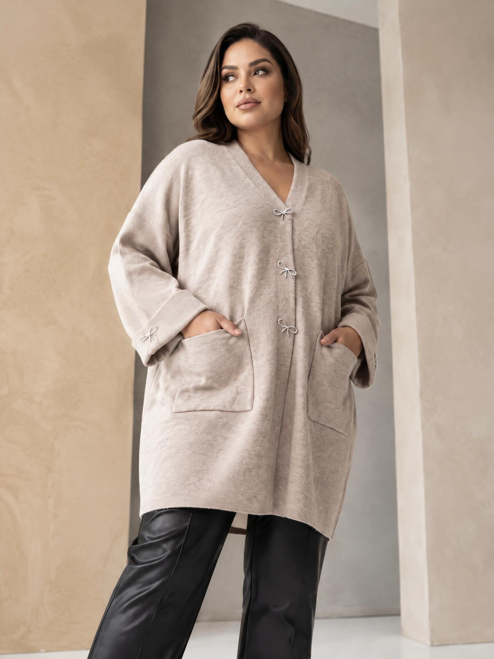 Cardigan lejer culoare ecru cu nasturi tip broșă eleganți