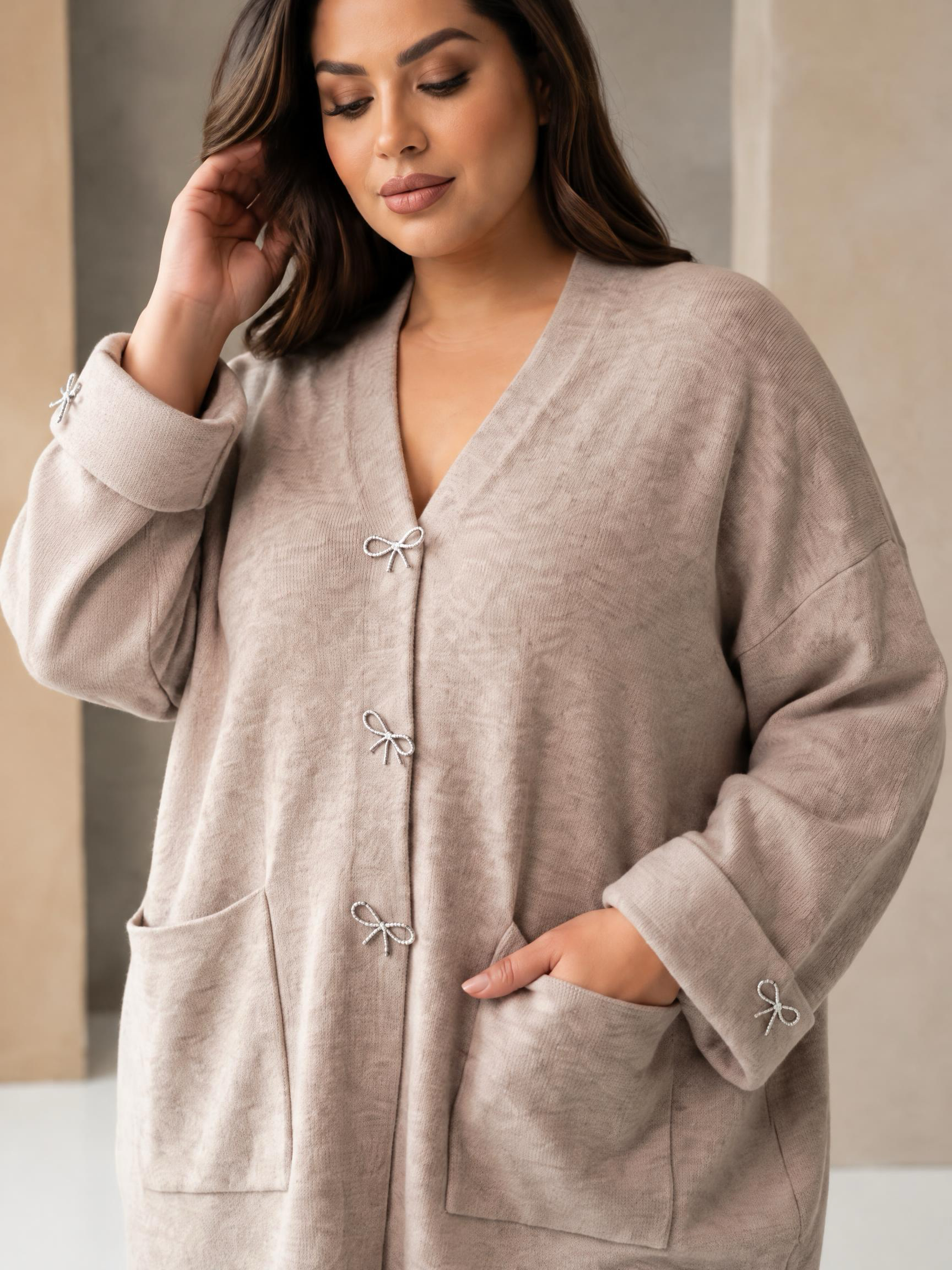 Cardigan lejer culoare ecru cu nasturi tip broșă eleganți