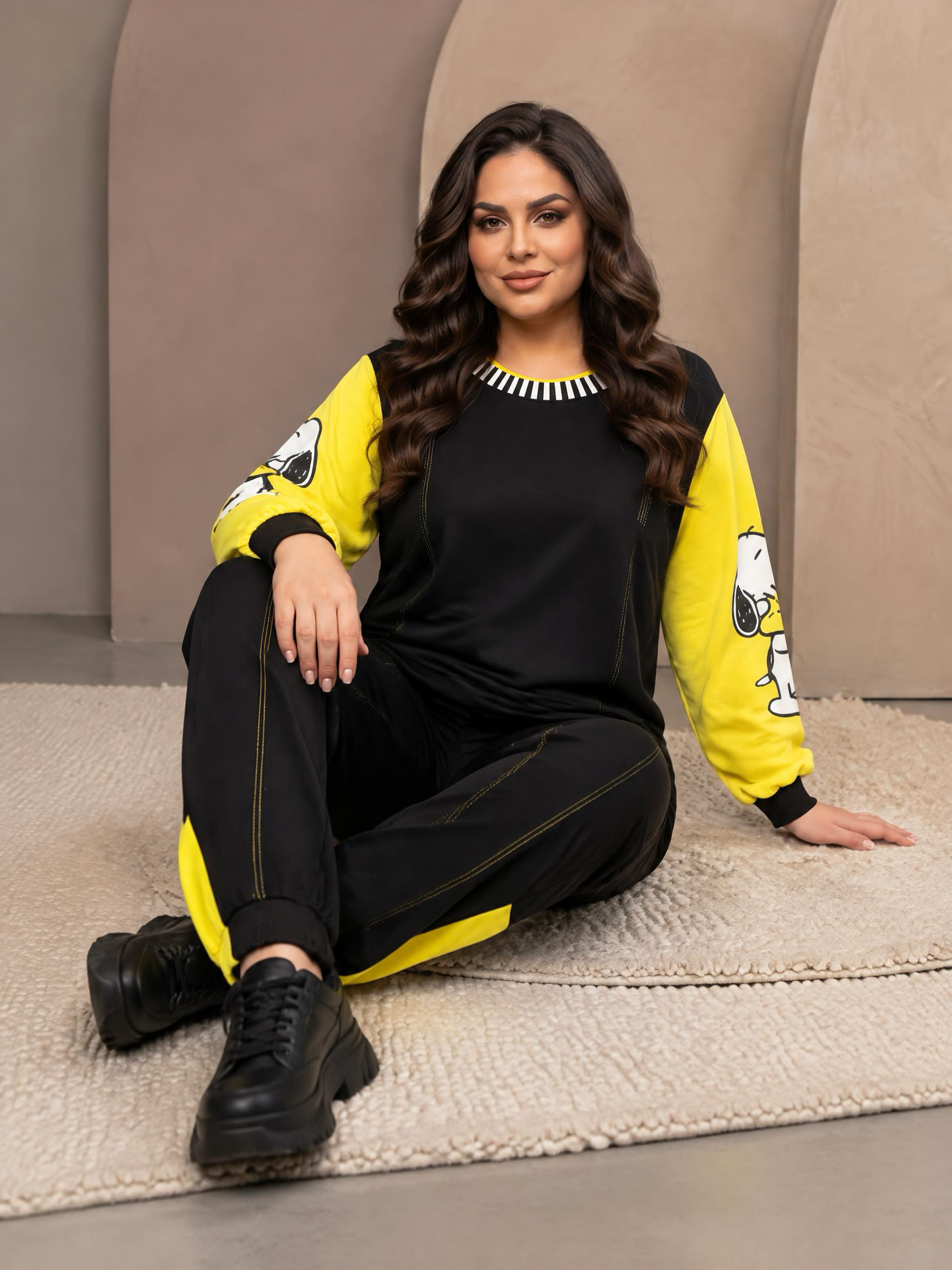 Compleu sport-elegant negru și galben cu personaj animat