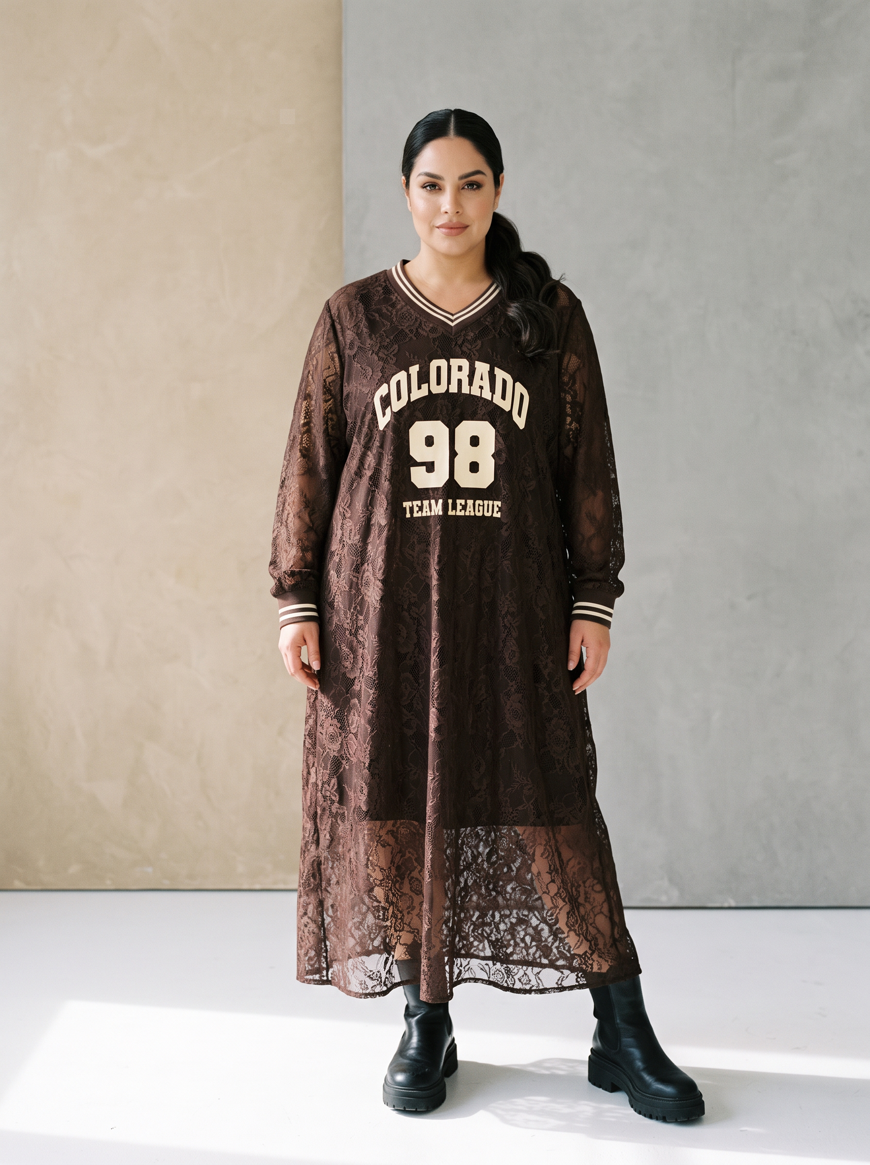 Rochie din dantelă în stil sport-elegant culoare maro ciocolatiu