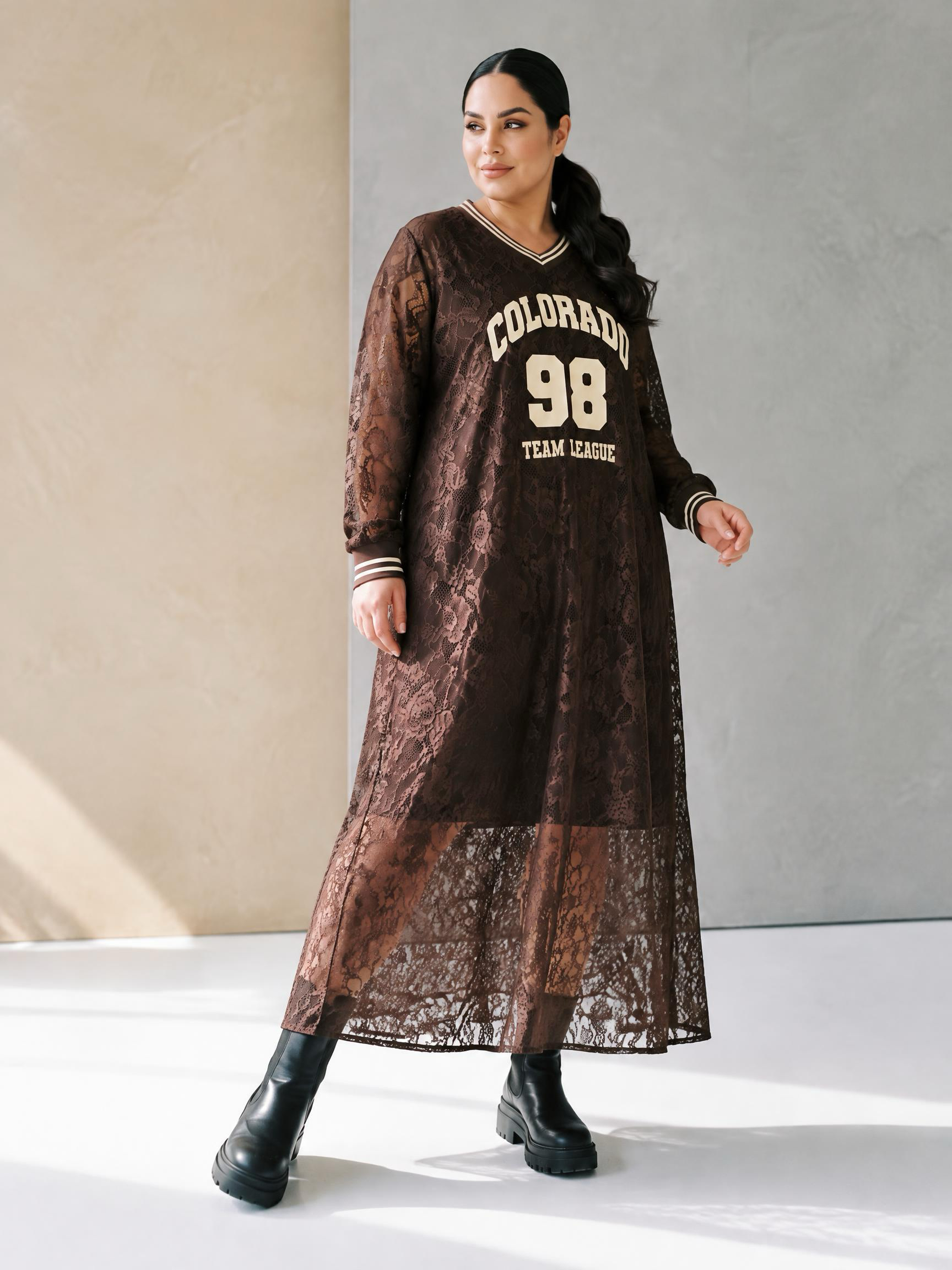 Rochie din dantelă în stil sport-elegant culoare maro ciocolatiu