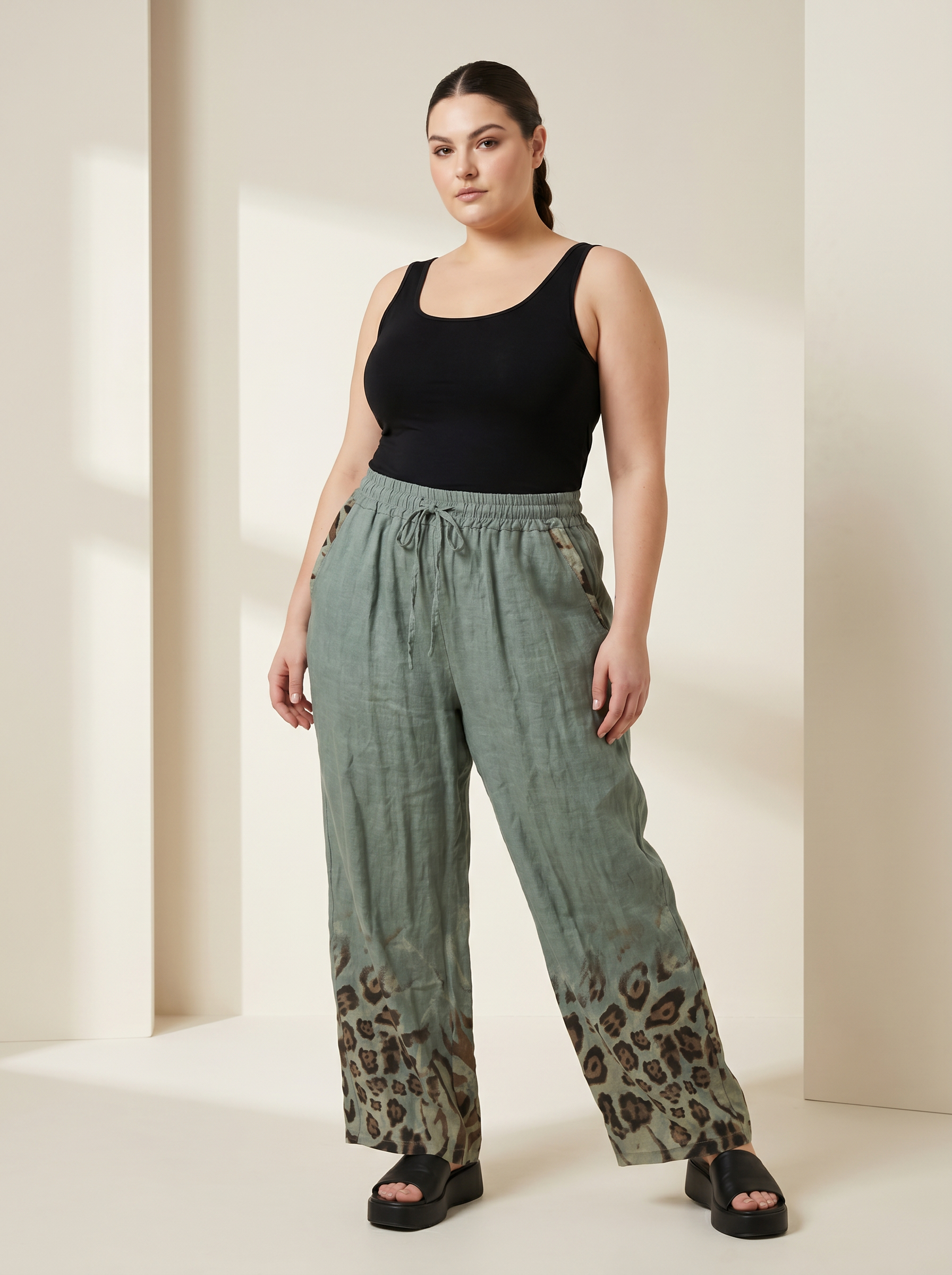 Pantaloni din in culoare salvie croială lejeră cu accent animalier