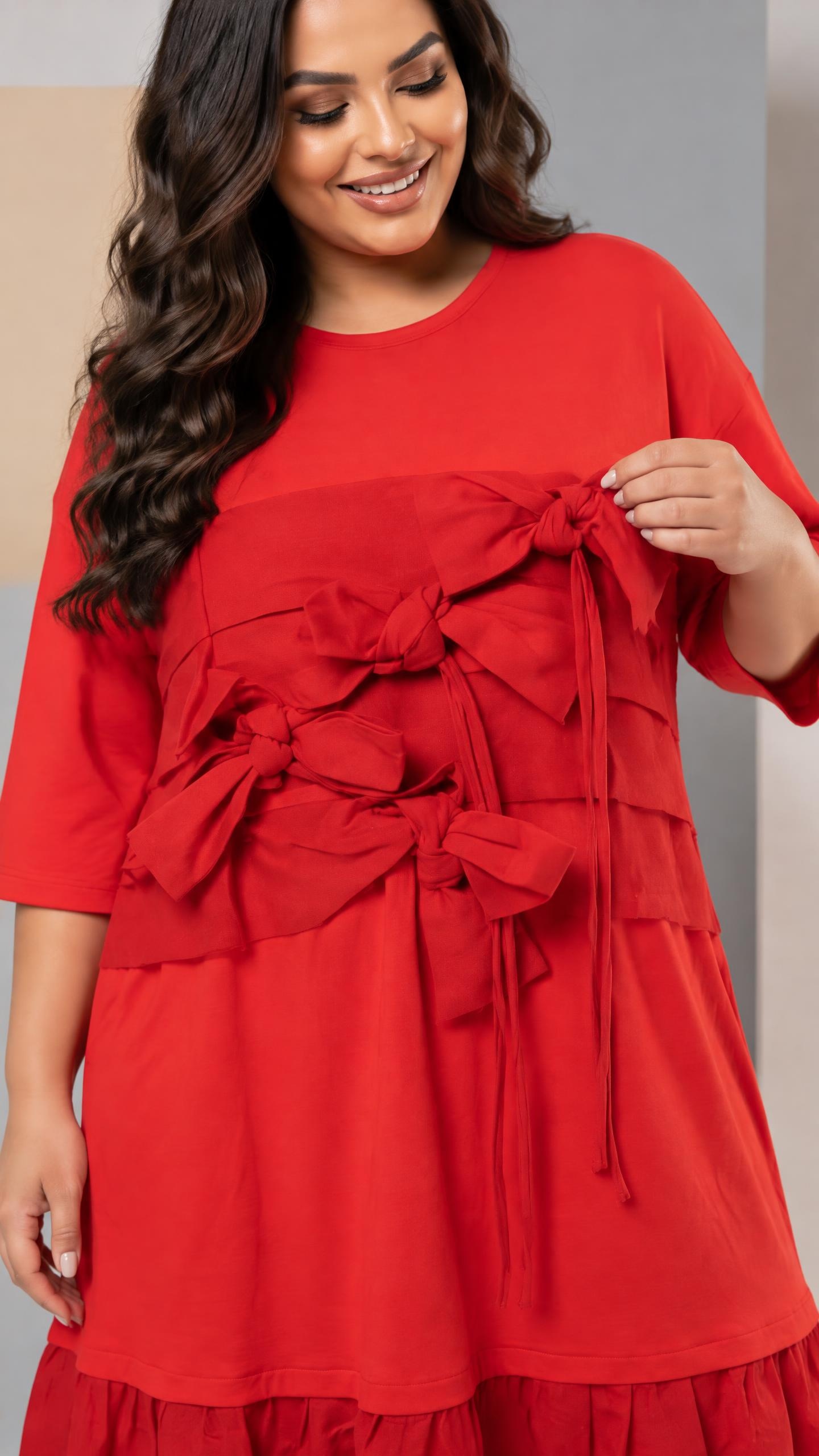 Rochie roșie modernă în mărimi mari cu croială elegantă în partea din față
