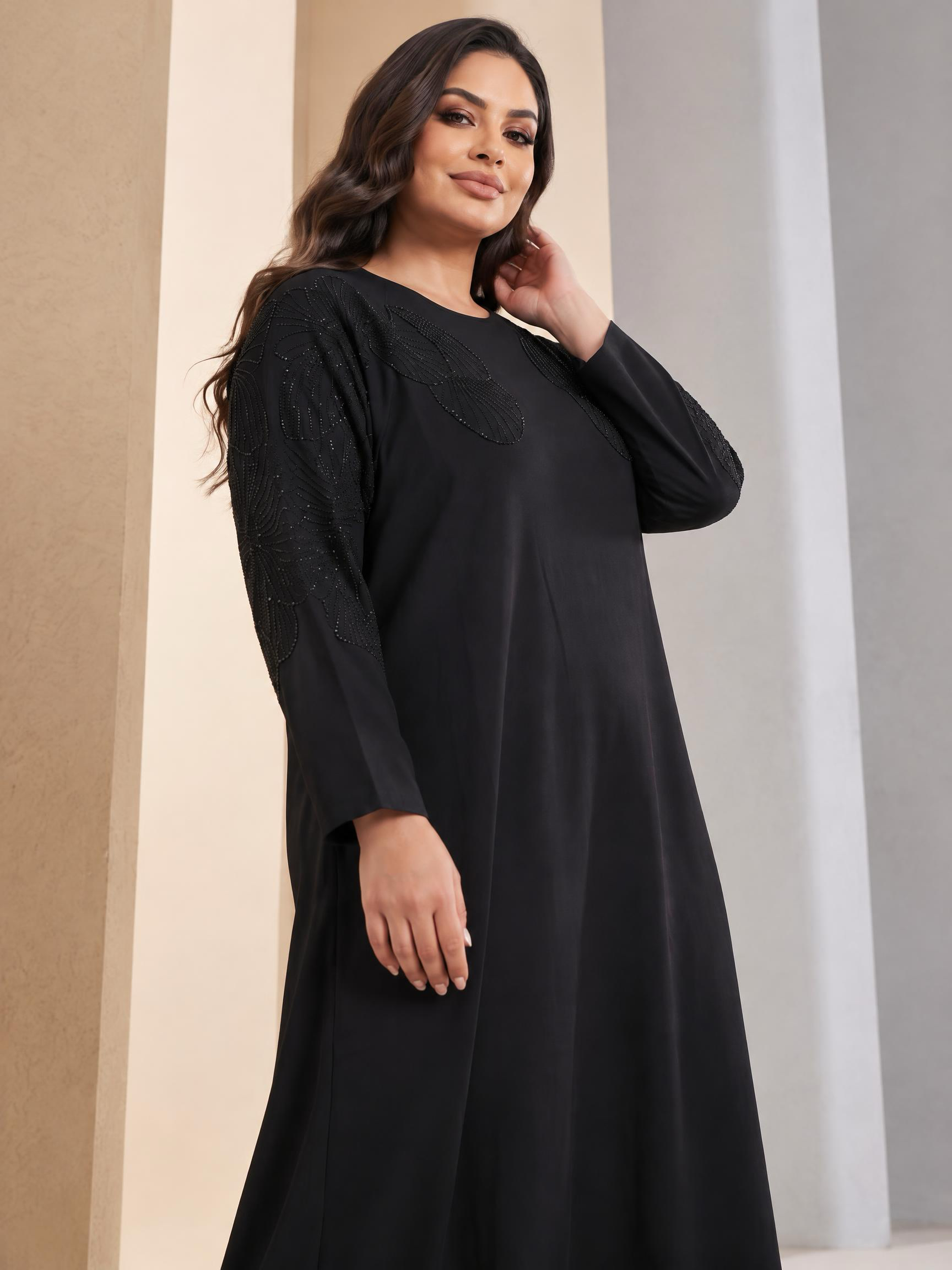 Rochie neagră cu decolteu frumos decorat cu pietricele