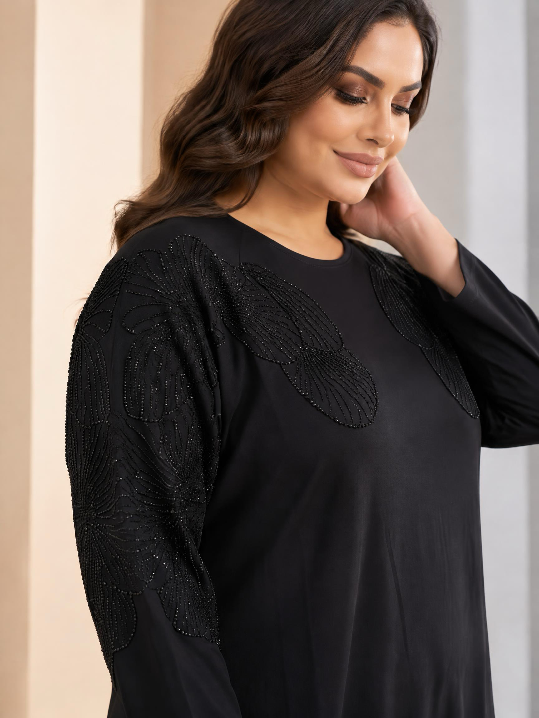 Rochie neagră cu decolteu frumos decorat cu pietricele