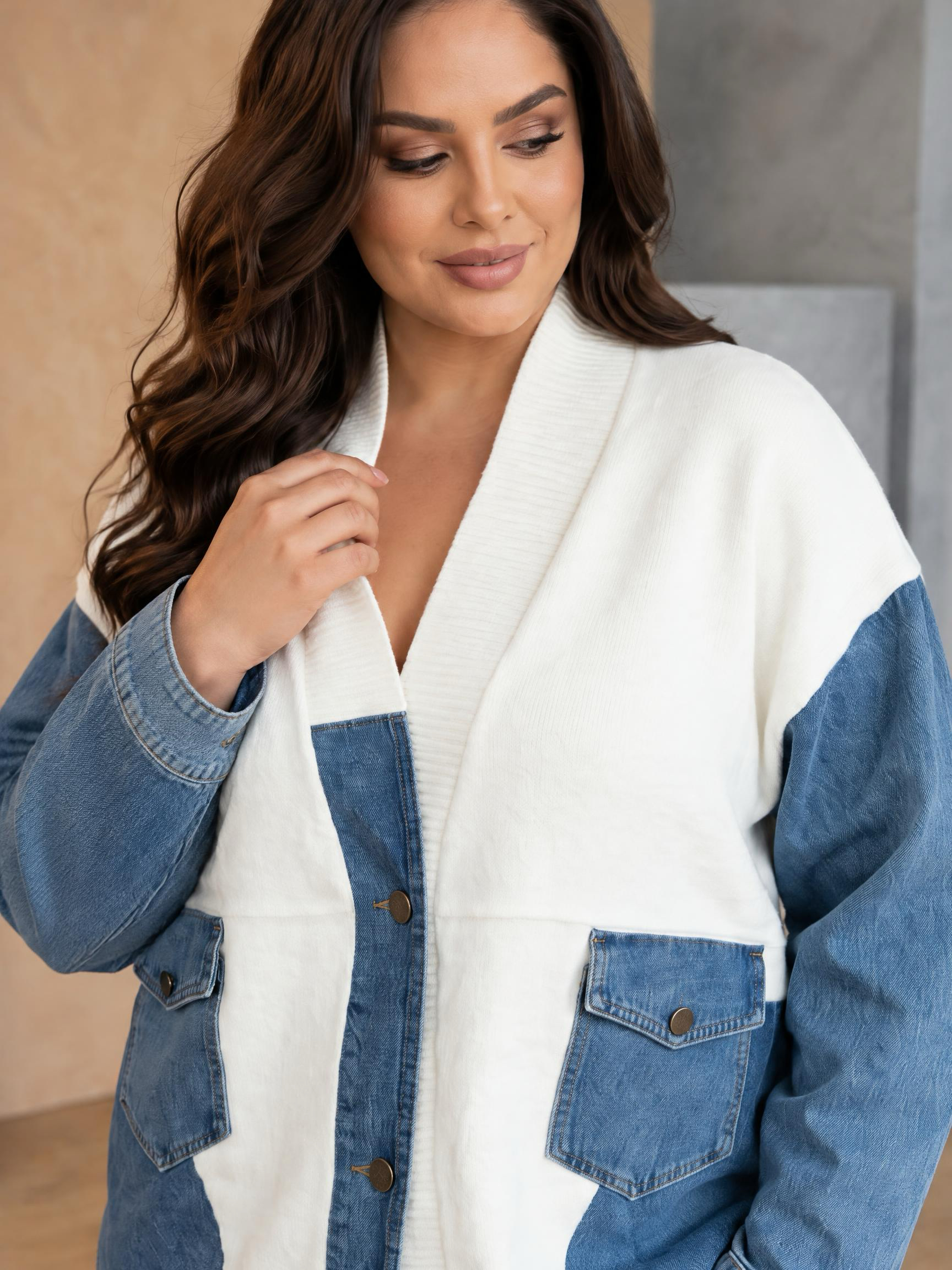 Jachetă modernă din denim cu inserții din tricot alb