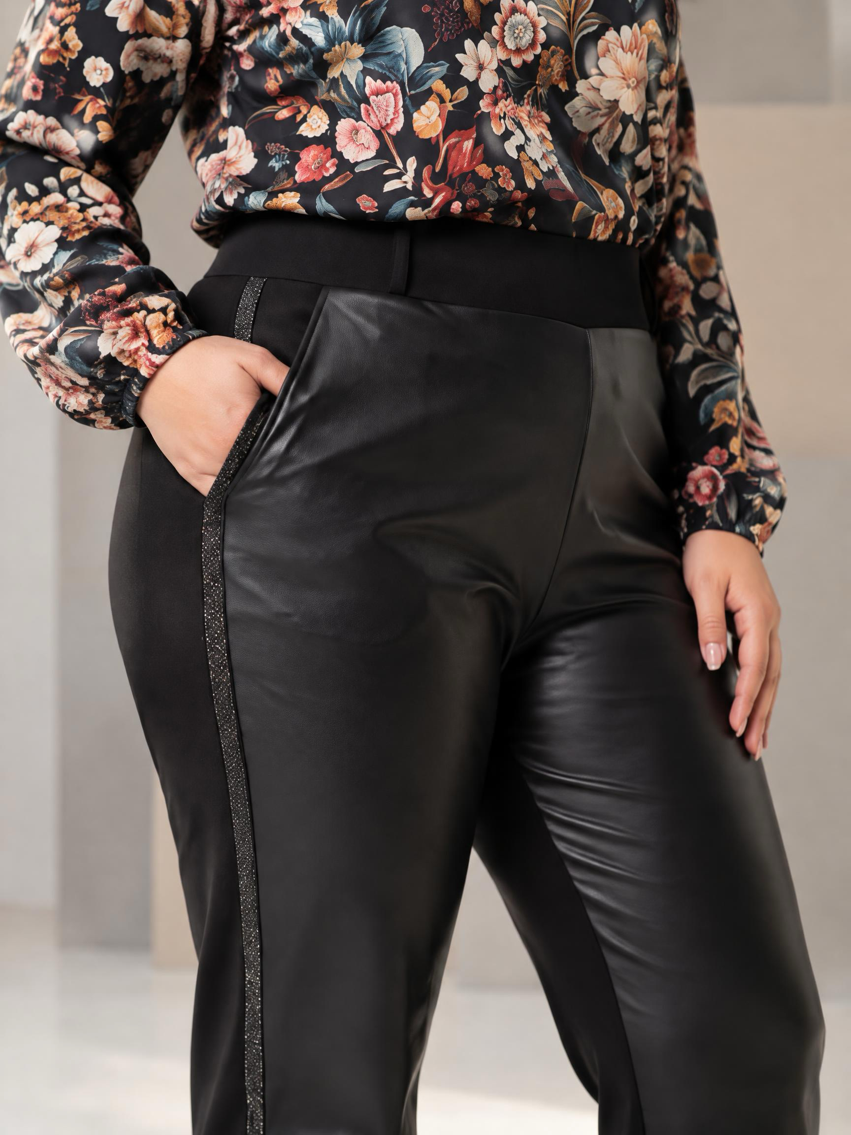 Pantaloni negri în mărimi mari combinație piele și material textil