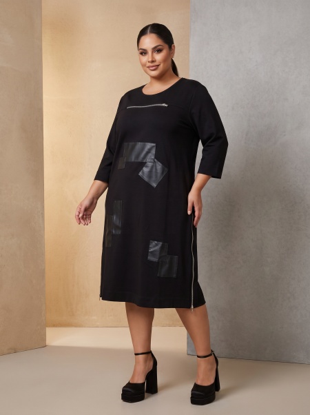 Rochie elegantă în mărimi mari cu detalii spectaculoase din material impermeabil