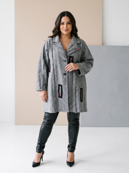 Jachetă de designer cu o siluetă modernă și elemente spectaculoase